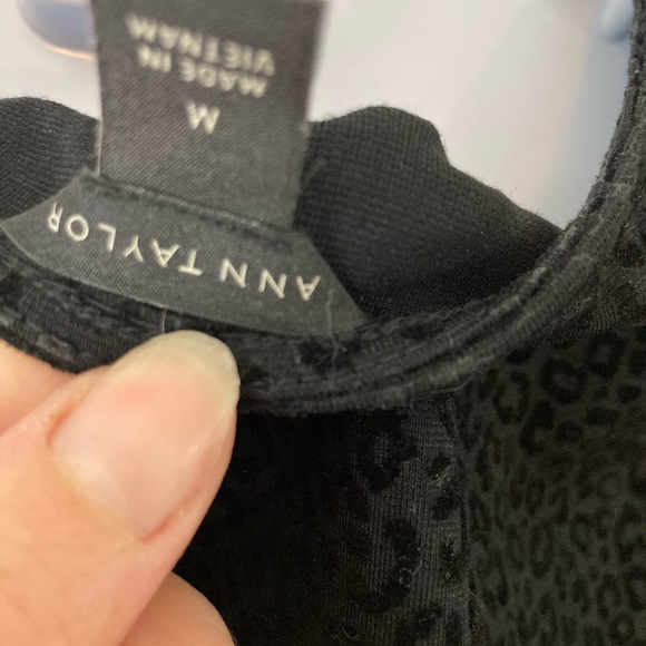 Ann Taylor Black V-Neck short sleeve leopard print top M - Picture 2 of 2